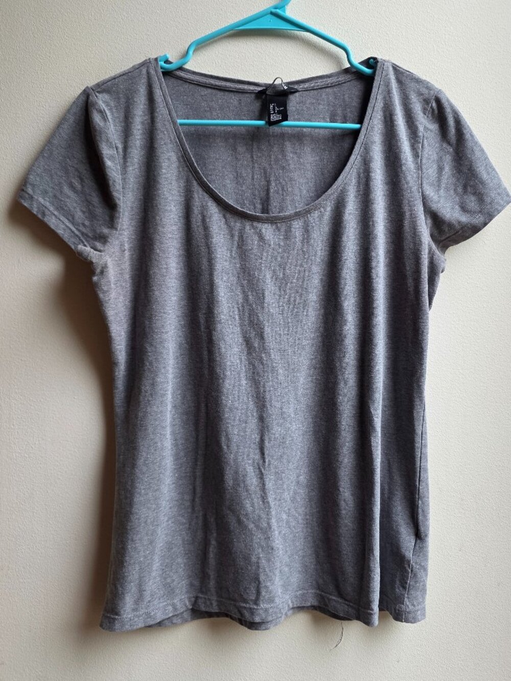 H&M Gray Scoop Neck T-Shirt Size Large